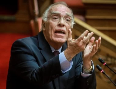 Ο κακός χαμός στην Βουλή ανάμεσα σε Θ. Μεγαλοοικονόμου και Β. Λεβέντη (βίντεο)